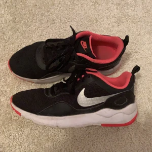 Nike sneakers  - Ett par Nike sneakers storlek 36 i nyskick. De är köpta för ca 700kr, och frakten ingår inte i priset. Skicka ett meddelande för intresse🥰 