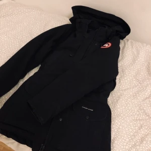 Canada goose  - Jackan jag vill byta! Inga hål eller liknande, väldigt fin! 