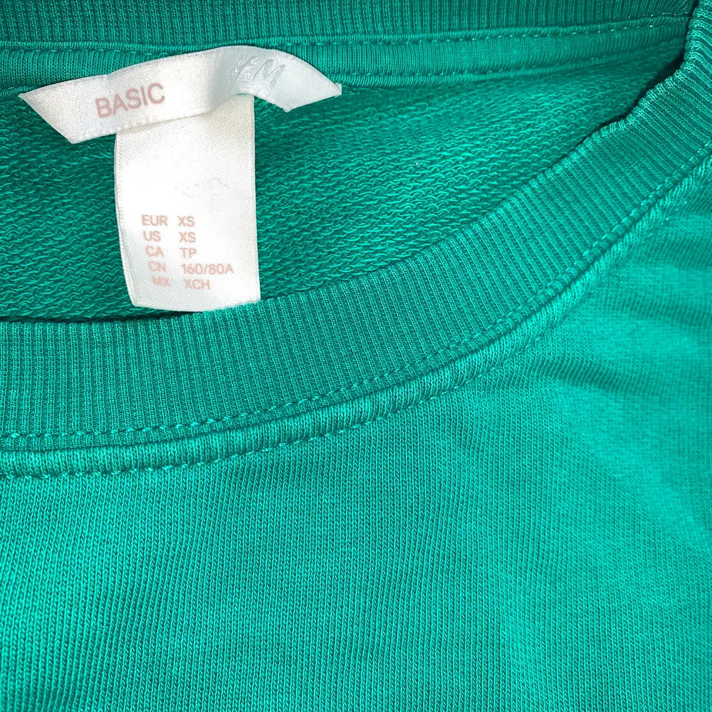 Fin basic tröja som på bilden är åtdragen men egentligen är lika pösig och samma storlek som Levis tröjan, jag skulle säga storlek M fastän den är xs 💕. Tröjor & Koftor.