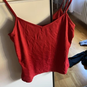 Linne - Rött fint linne med en fin urringning, använder inte längre tyvärr o därför säljer jag, använd Max 5 gånger och har inga slitningar eller missfärgningar !