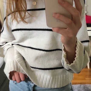 Stickad tröja - En randig stickad tröja från hm. Köpt för nått år sen men ändå fin! Lite nopprig på framsidan