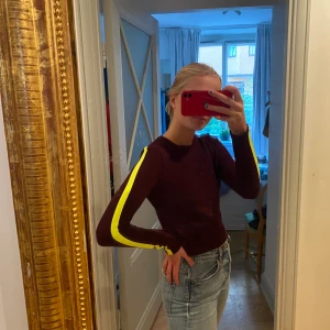 Långärmad tröja från zara str M - Cool långärmad lila tröja med en neongul rand på båda ärmarna. Sparsamt använd, pris kan diskuteras😇😇
