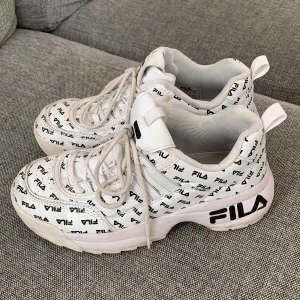 Skor  - Sparsamt använda Fila skor. Storlek 37 men passar en 38. 