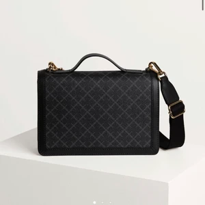 Marlene Birger väska - Säljer denna fina väska, Jag tog bort original bandet & satte dit ett Du får med orginalbandet!  väldigt bra skick! Nypris: 2499kr💗 