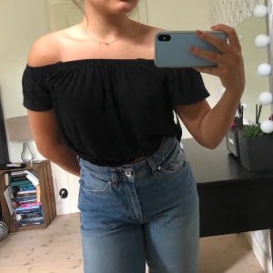Svart off shoulder tröja  - Fin i passformen, är nt tajt utan mer som en blus 