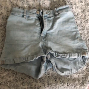 Hm shorts - Blåa shorts från hm i storlek 34, finns i sigtuna