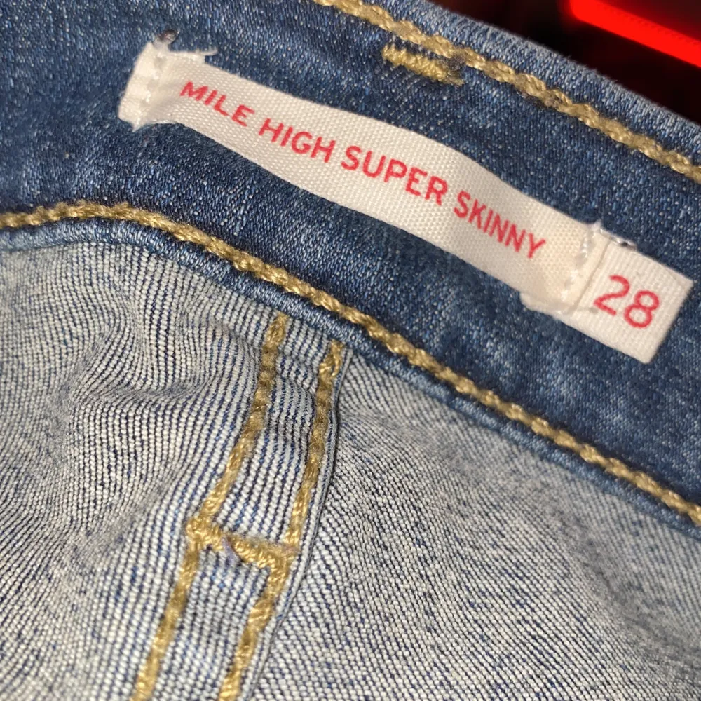 säljer dessa mile high super skinny levis jeans. sitter bra på mig men säljer eftersom de inte passar min stil längre. frakt tillkommer💕. Jeans & Byxor.