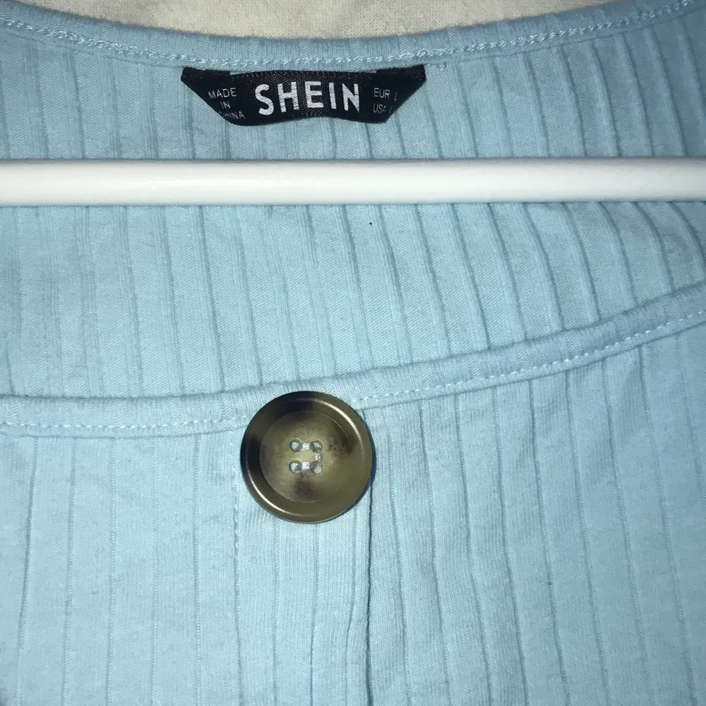 jättefin top från SHEIN som jag tyvärr inte har haft någon  användning för , så denna fina tröja söker ny ägare✨. Köpare står för frakt💞. Toppar.