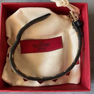 Svart armband från valentino. Jättefint skick! Nypris ca 1500kr. Dustbag och box ingår såklart. Köpare står för frakten. Hör av er vid frågor