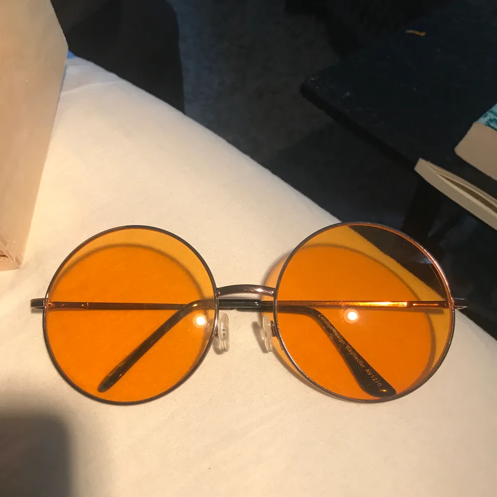 Säljer mina vintage solglasögon från Beyond retro. Dom är lite skeva vid sadeln men går nog att stuka till💕 . Accessoarer.