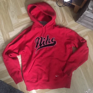 Tröja Nike - 100% äkta. Inga bud gäller pga oseriösa köpare. Pm om du vill köpa den!