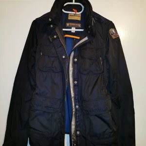 Parajumper jacka stl S - Marinblå parajumper vår jacka dam stl S, som helt ny. Nypris 4000kr, mitt pris 1300. Priset går att diskutera vid snabb affär. Köparen står för frakten. 