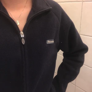 Reebok zip shirt 👕 - Mörkblå fleecetröja ifrån Reebok 👕💙  Den är väldigt skön, varm och bekväm. Frakt tillkommer