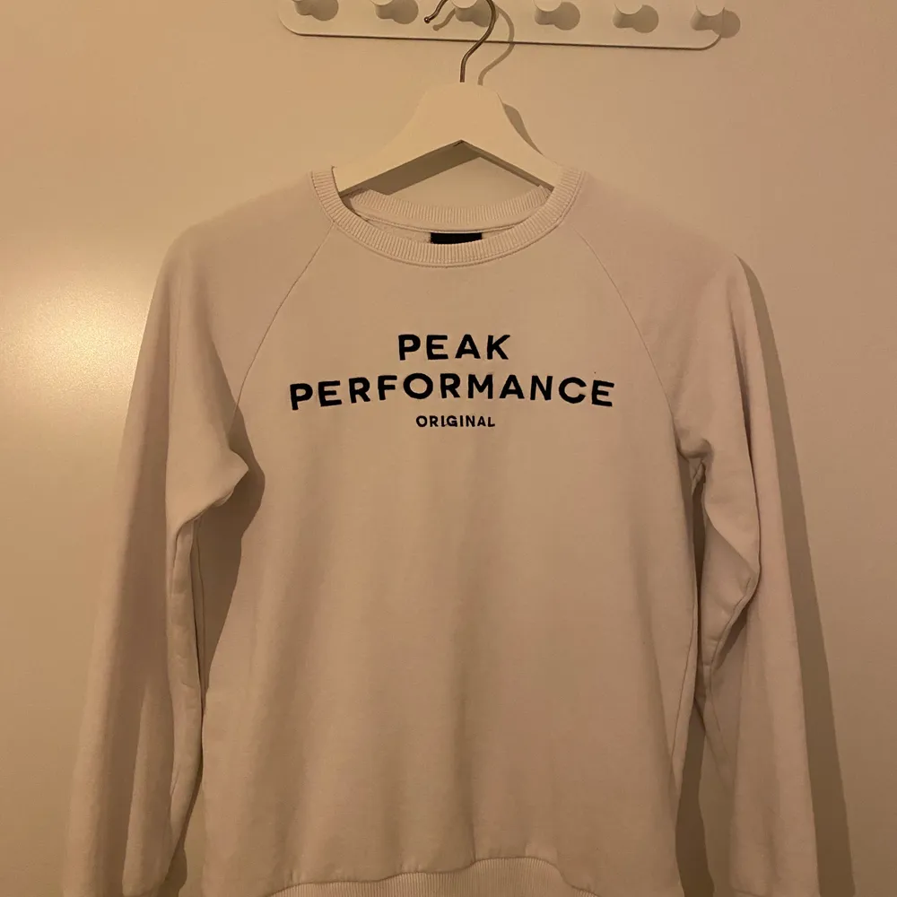 En peak performance sweatshirt i storlek 150, väll använd men med ett bra skick, den är köpt på kill avdelningen men en tjej kan ha den med då det inte är någ som tyder på att bara killar kan ha den. Frakt står köparen av, kan mötas upp i Norrköping . Tröjor & Koftor.