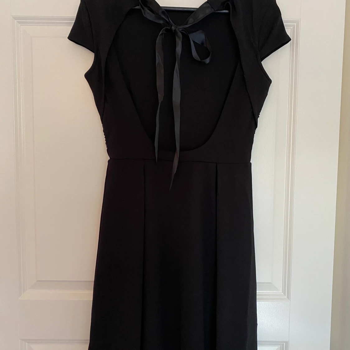 Svart klänning med öppen rygg - 90