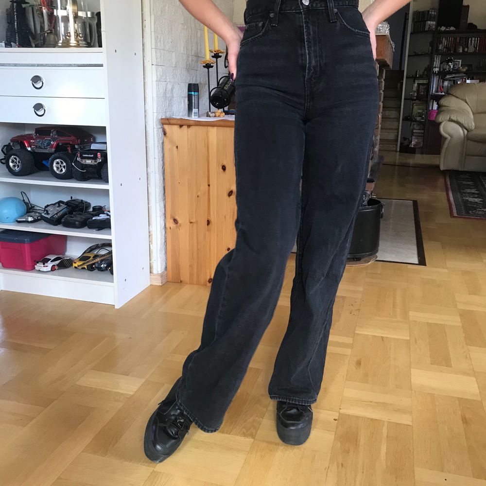 Jättefin modell på levis jeans, använder dom dock inte lämgre. De är högmidjade och modellen heter levis ribcage wide leg. Jag är 160 cm lång, innerbensömmen är 78 cm. Bor i stockholm och kan mötas upp eller frakta om ni står för frakten. Jeans & Byxor.
