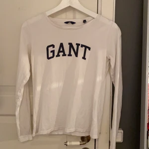 Långärmad tröja från Gant - Säljer min tröja från gant då jag ej använder den, den är i storlek XS men jag kan använda S och M oxå och den passar bra på mig.