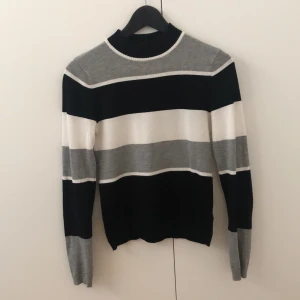 Tröja - Långärmad tröja från Na-kd sitter tajt på kroppen och har inga skavanker. Bara att buda! 