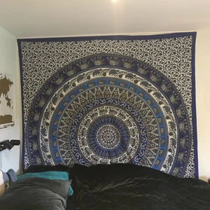 Väggdekoration - Säljer detta fina tyg som kan hängas upp på väggen, användas som överkast osv. Mått 210x240. Har hängt på min vägg och har därför tre små hål längs ena sidan (där spikarna suttit), annars i fint skick. Möts upp i slussen/nacka eller så tillkommer frakt :)