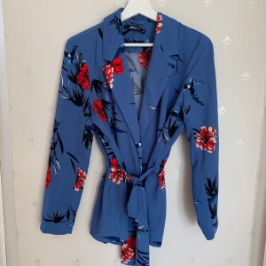 Blus - Säljer denna fina blus med knyte i midjan💜.             