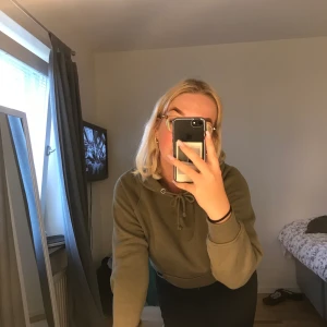 Enkel grön hoodie - Säljer denna hoodie ifrån bikbok💕 knappt använd och i bra skick😊 frakt tillkommer
