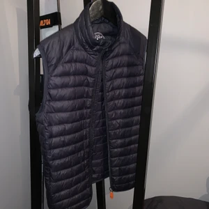 Save the Duck lightweight väst - Save The Duck lightweight väst i mycket fint skick. Köpt på NK. Färgen är mycket mörk blå. Kan frakta över hela Sverige eller mötas i Stockholm. 