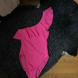 Helt oanvänd one shoulder baddräkt! - Superfin baddräkt som inte är använd eller provad, alla lappar kvar. Går att ha som body med ett par jeans till! 