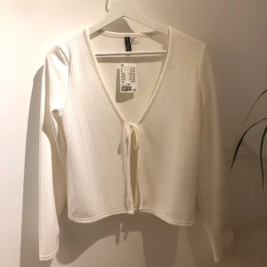 Superfin kofta - Jättefin kofta ifrån hm! Köptes innan sommaren men har aldrig kommit till användning så säljer därför. Storlek m men fungerar också på en s. 90kr+frakt. Kontakta mig privat om du har frågor!💙