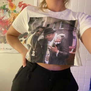 Croppad T-shirt  - Assnygg croppad T-shirt med tryck. Storlek XS🧡