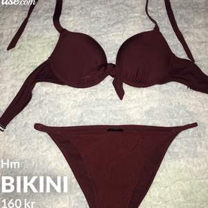 Säljer en snyyg bikini från H&M. Övderdelen med pushup (70b) underdel strl 34. Helt oanvänd ,Frakt tillkommer. 