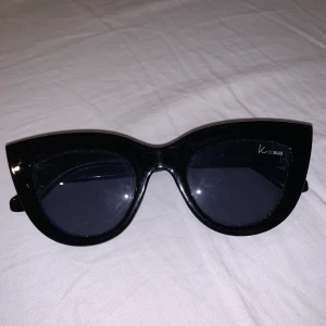 Svarta solglasögon från K.Cobler! - Snygga solglasögon. Nästan aldrig använt så i bra skick. 62 kr inkluderad frakt.