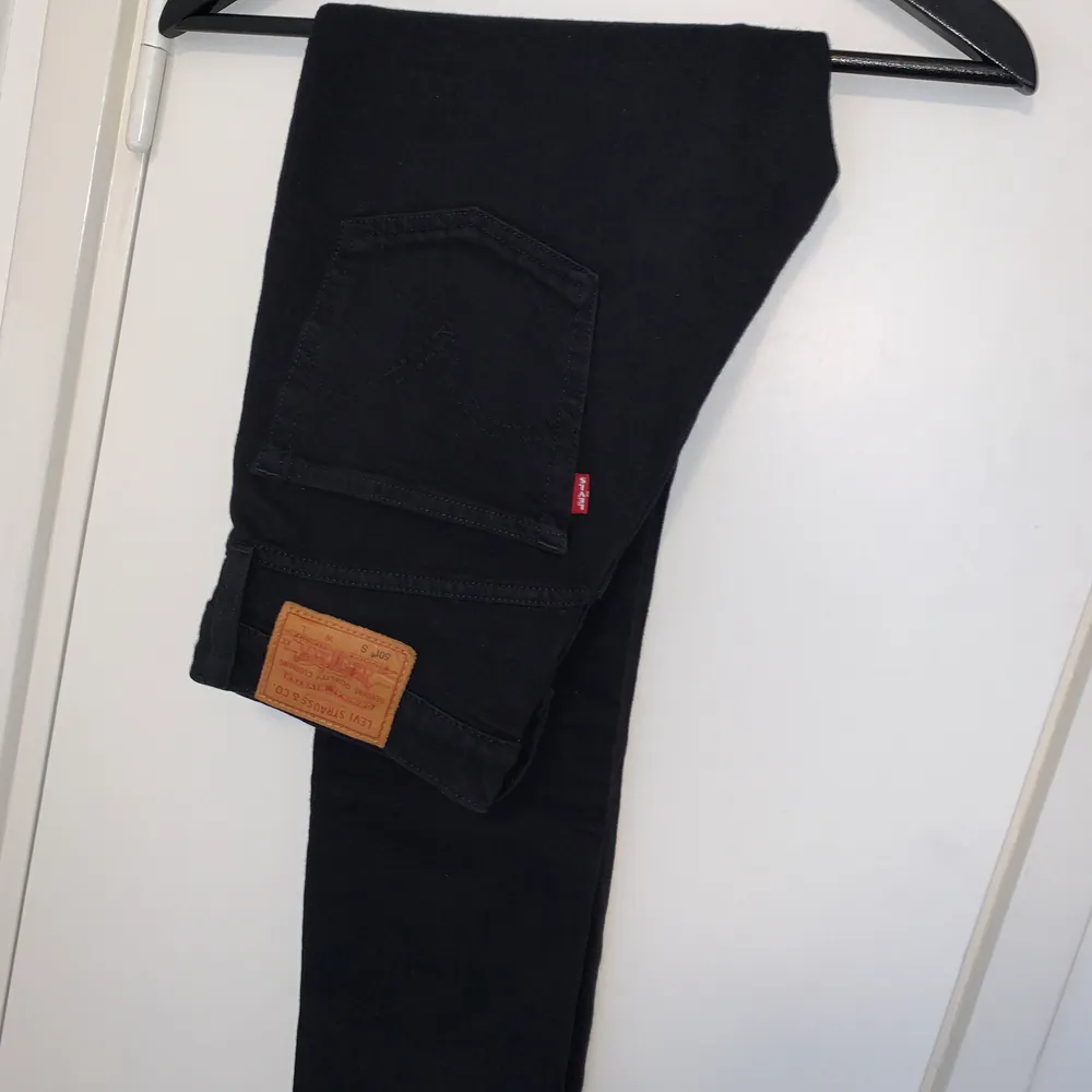 Ett par svarta jeans från Levi‘s. Inte alls använt dom många gånger, så dom är relativt nya. Köpte dom för 999 kr och säljer de för 450 kr + frakt . Jeans & Byxor.