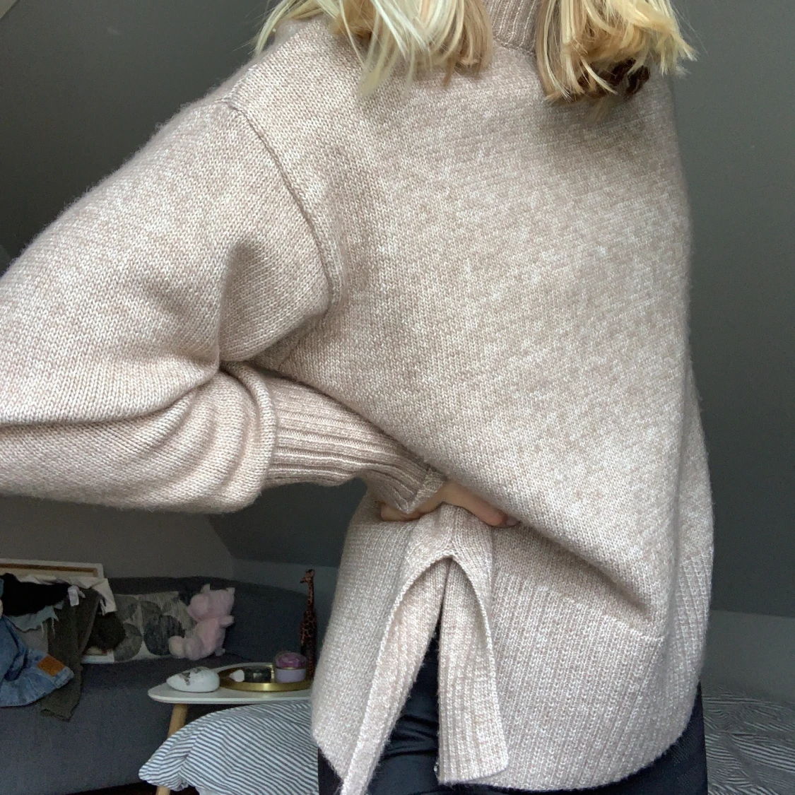 Stickad tröja med slits 