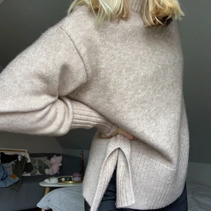 Stickad tröja med slits  - Beige och brun stickad tröja som är supermysig nu till hösten, använt fåtal gånger så den är så gott som ny. 