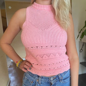 Stickat linne - Snyggt stickat linne från zara, endast användt 2 gånger, skulle säga att det passar från 34-38💕