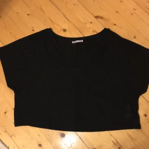 Croppad T-Shirt - Topp från Zara i Stl. S men är oversized så skulle snarare säga M eller en mindre L. Använd ca 5 gånger, i mycket bra skick. Frakt tillkommer!