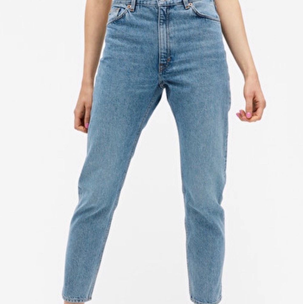 ett par jeans med modell kimomo som är köpta på monki. min jeans som är väldigt sparsamt använda och i väldigt bra skick! 🌟 strl 31 ❤️ köparen står för frakten, vilket ligger på 30 kronor!. Jeans & Byxor.