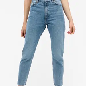 ett par jeans med modell kimomo som är köpta på monki. min jeans som är väldigt sparsamt använda och i väldigt bra skick! 🌟 strl 31 ❤️ köparen står för frakten, vilket ligger på 30 kronor!