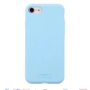 Holdit - Har ett mobilskal i superfin blå färg från holdit som jag tyvärr inte kan använda längre pågrund av ny mobil. Har tyvärr en liten spricka i som jag kan skicka bild på vid intresse annars är det i fint skick. Nypris 150kr. Frakt 11kr