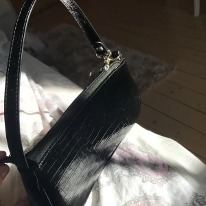 Baguette väska  - Super fin väska som bara har använts vid 3 tillfällen. Jag köpte den från SHEIN och den är i ett bra material. Frakten ligger på  63kr. Hör av dig om frågor eller fler bilder🥰