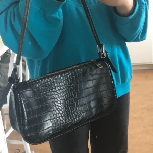 Amelie bag från gina tricot  - Säljer denna populära baguette bag från gina 💖 frakt 44-66kr