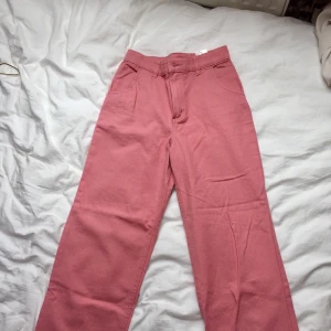 Rosa Jeans  - Rosa Jeans från Monki. Hög midja, lätt utsvängda. Bekväma, snygg passform, knappt använda! Stl 34. Upphämtning Malmö