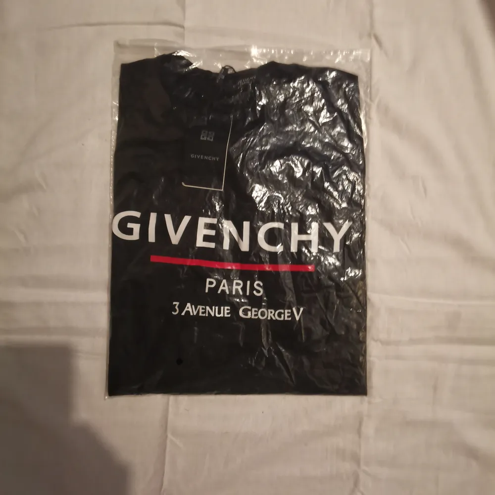 T-shirt av Givenchy utav 100% bomull. Storlek Men sitter snyggt och tight runt kroppen, mycket skön. Använd 1 ggn. Skickas spårbart utan xtra kostnad vid betalning. . T-shirts.
