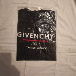 T-shirt av Givenchy utav 100% bomull. Storlek Men sitter snyggt och tight runt kroppen, mycket skön. Använd 1 ggn. Skickas spårbart utan xtra kostnad vid betalning. 