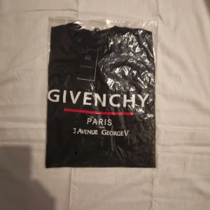 T-shirt - Givenchy Paris Oversized - T-shirt av Givenchy utav 100% bomull. Storlek Men sitter snyggt och tight runt kroppen, mycket skön. Använd 1 ggn. Skickas spårbart utan xtra kostnad vid betalning. 