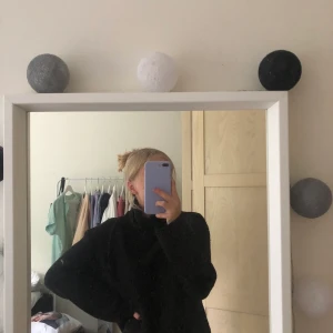 Stickad tröja - Varm och skön stickad tröja. Hög krage.