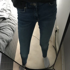 Blå jeans - Fina jeans i bra skick från Cubus. Säljer för 130 kronor + frakt. Storlek small, passar mig bra som är 170 cm! Säljer då dem inte kommer till användning. Priset kan diskuteras!