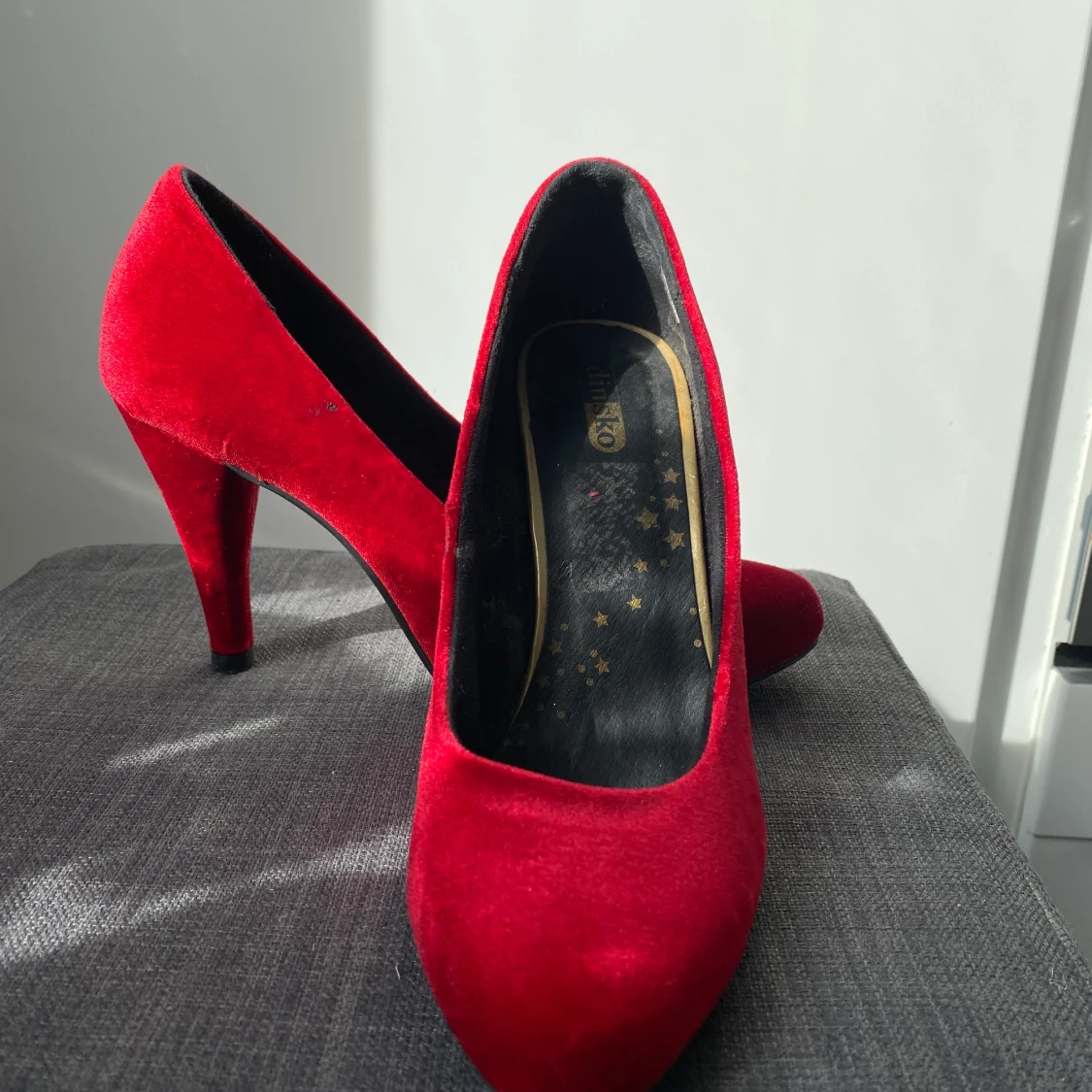 Röda pumps i sammet