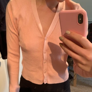 Kofta - Ginatricot  - En Aprikosfärgad kofta från Ginatricot, storlek M. Frakt tillkommer