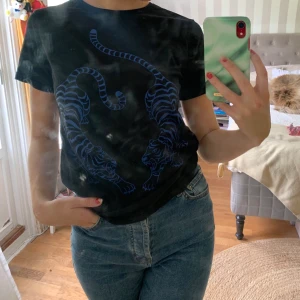 Svart tiger t-Shirt - Lite mindre i strl köpt på barnavdelning, men funkar för S å XS
